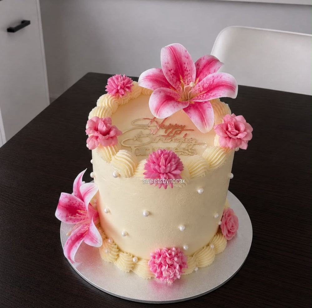 Cremefarbene Torte mit rosa Blumen