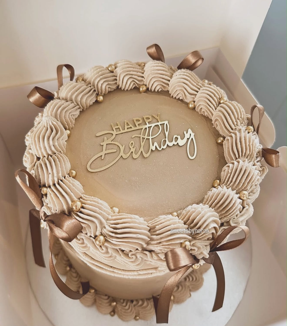 Beige Geburtstagstorte mit Schleifen