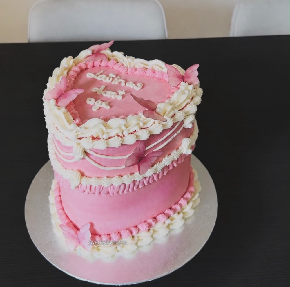 Rosa Herztorte mit Schmetterlingen