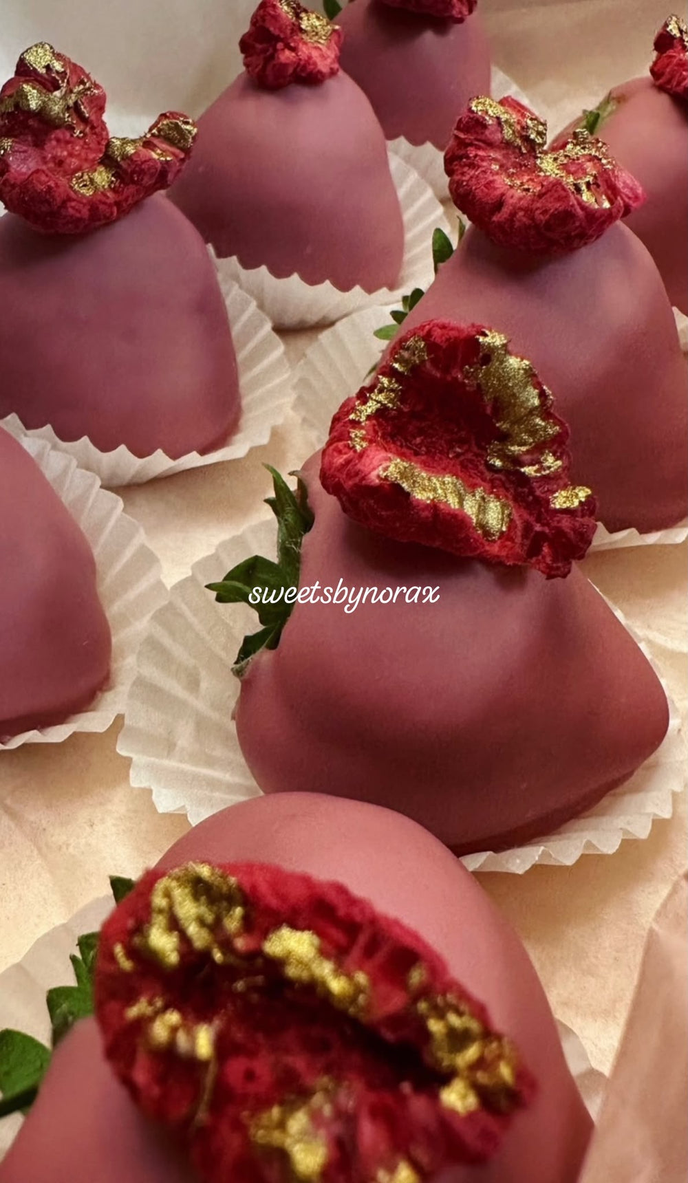 Schoko-Erdbeeren mit goldenen Details